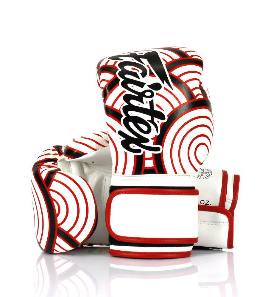 Бели боксови ръкавици Fairtex Red Wave BGV14WR с червен и син вълнообразен дизайн, поставени на бял фон.
