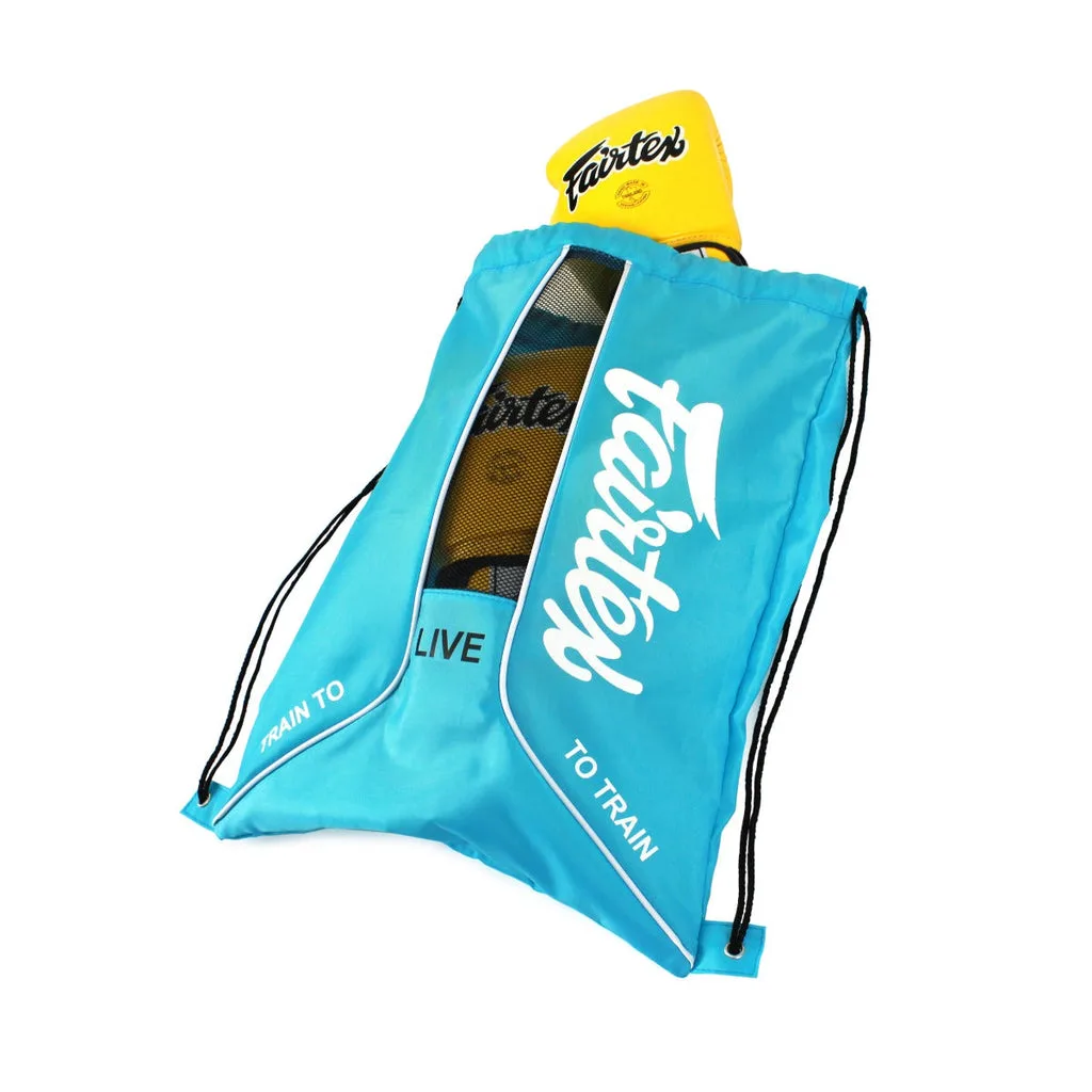 Светлосиня Fairtex Sack Bag, торба за през рамо, поставена на бял фон, показваща логото на Fairtex и връзките за затваряне.