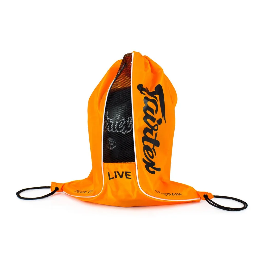 Ярък оранжев сак Fairtex Sack Bag с връзки, готов за употреба, на бял фон