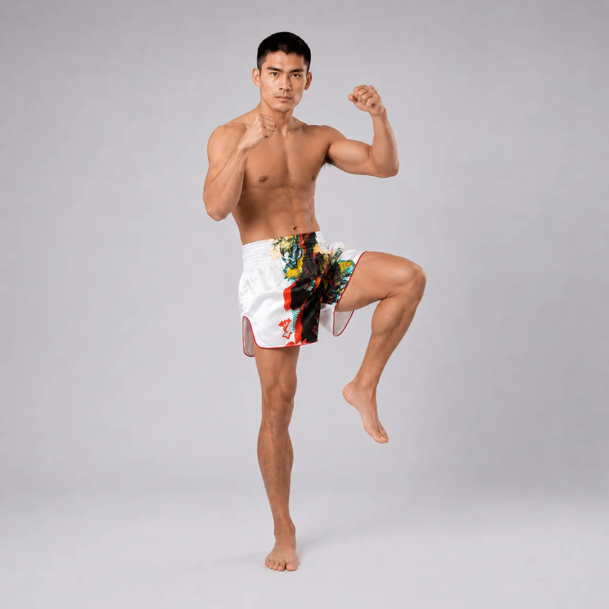 Детайлен изглед на бели шорти Fairtex Satoru Collection BS1908, показващ дизайна и логото на марката.