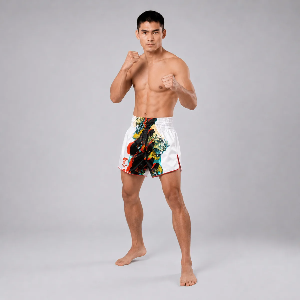Страничен изглед на бели шорти за муай тай Fairtex Satoru Collection BS1908, подчертаващ кройката и червените акценти.