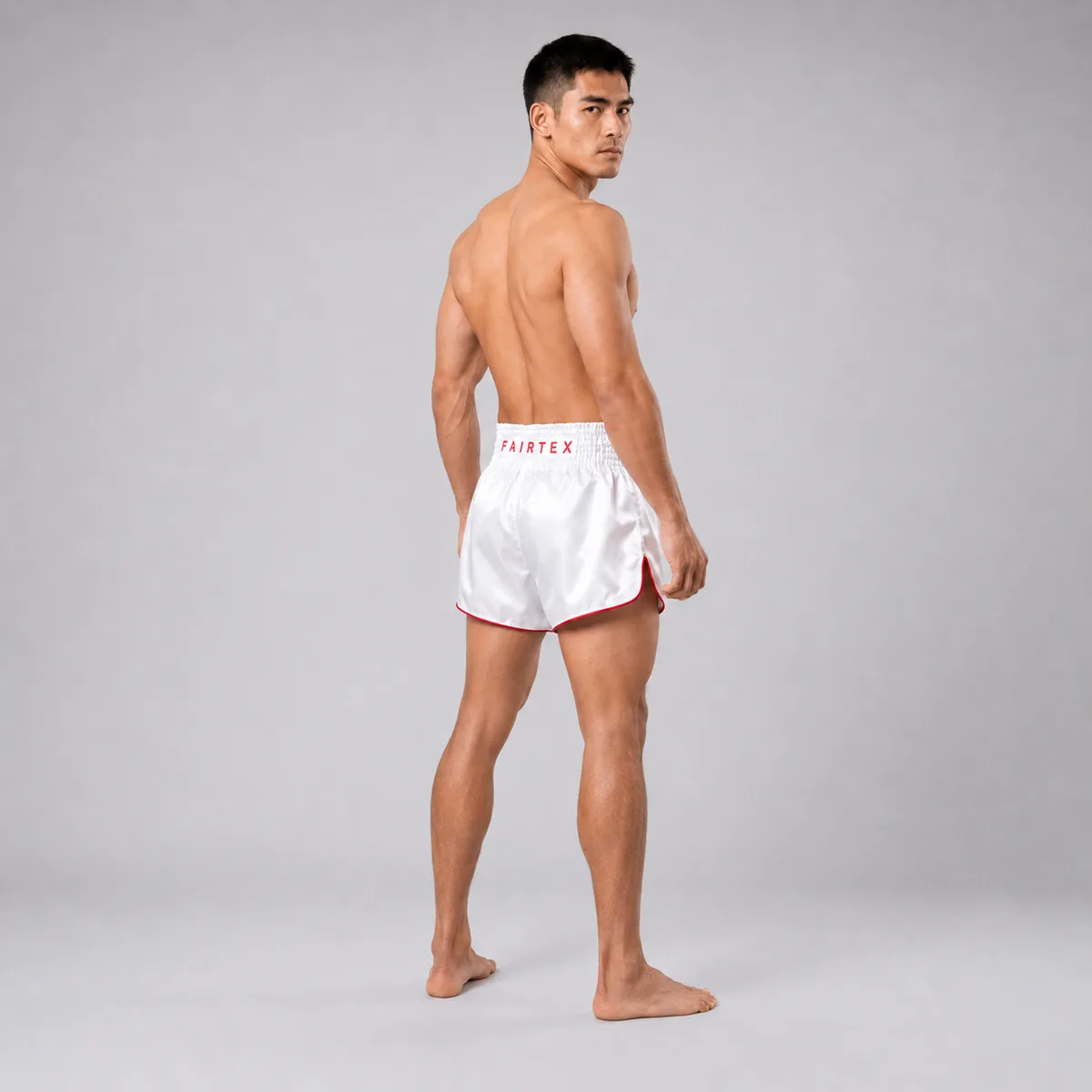 Заден изглед на бели шорти Fairtex Satoru Collection BS1908, демонстриращ цялостната визия и дизайн.