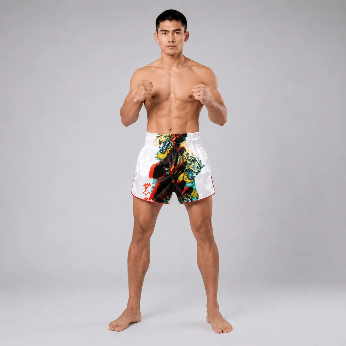 Бели шорти за муай тай Fairtex Satoru Collection BS1908 с червени кантове, изложени отпред.
