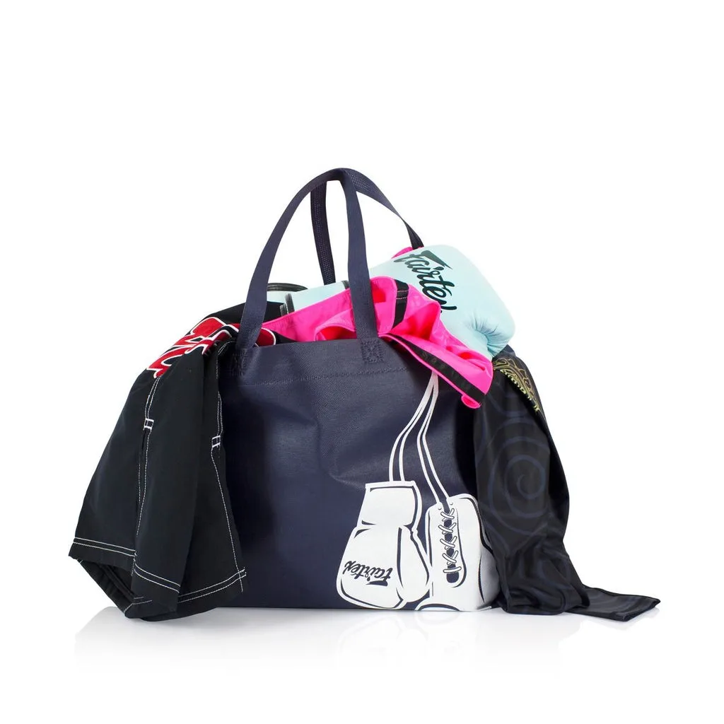 Тъмносиня чанта Fairtex Save Earth Tote Bag, поставена на пейка в спортна зала