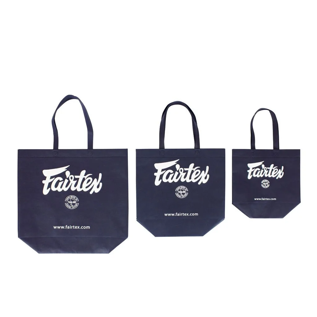 Тъмносиня чанта Fairtex Save Earth Tote Bag, поставена до бутилка за вода