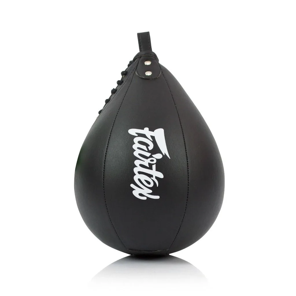 Черна скоростна топка Fairtex SB1 с диаметър 5 инча, показана отблизо, готова за тренировка