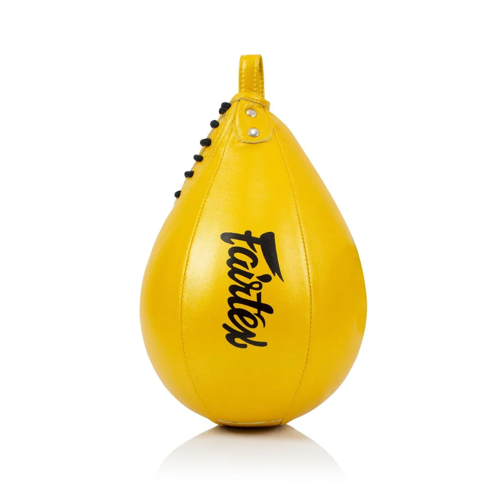 Златиста скоростна круша Fairtex SB1 с диаметър 5 инча, висяща на платформа, готова за тренировка.