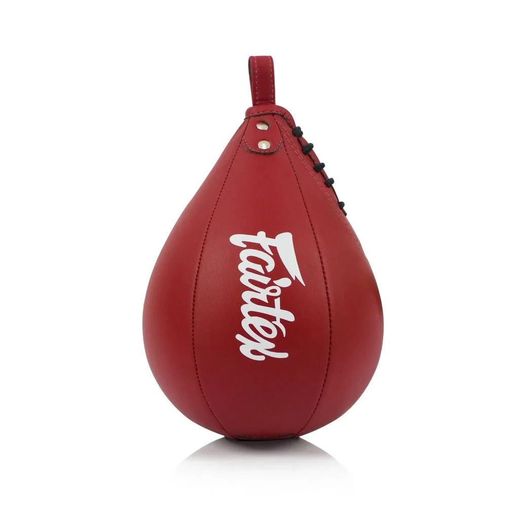 Червена бърза топка Fairtex SB1 с диаметър 5 инча, показана в опаковка