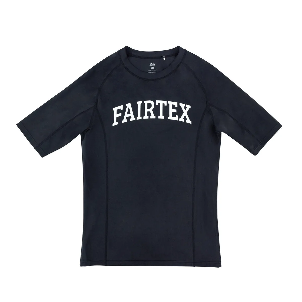 Fairtex Short Sleeve Rashguard RG8 – черен рашгард с къс ръкав, демонстриран върху модел, показващ логото на Fairtex и прилепналата кройка.