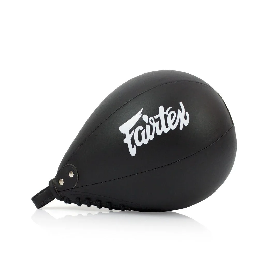 Fairtex Speed Ball SB2 в черен цвят, монтирана на стойка, готова за тренировка