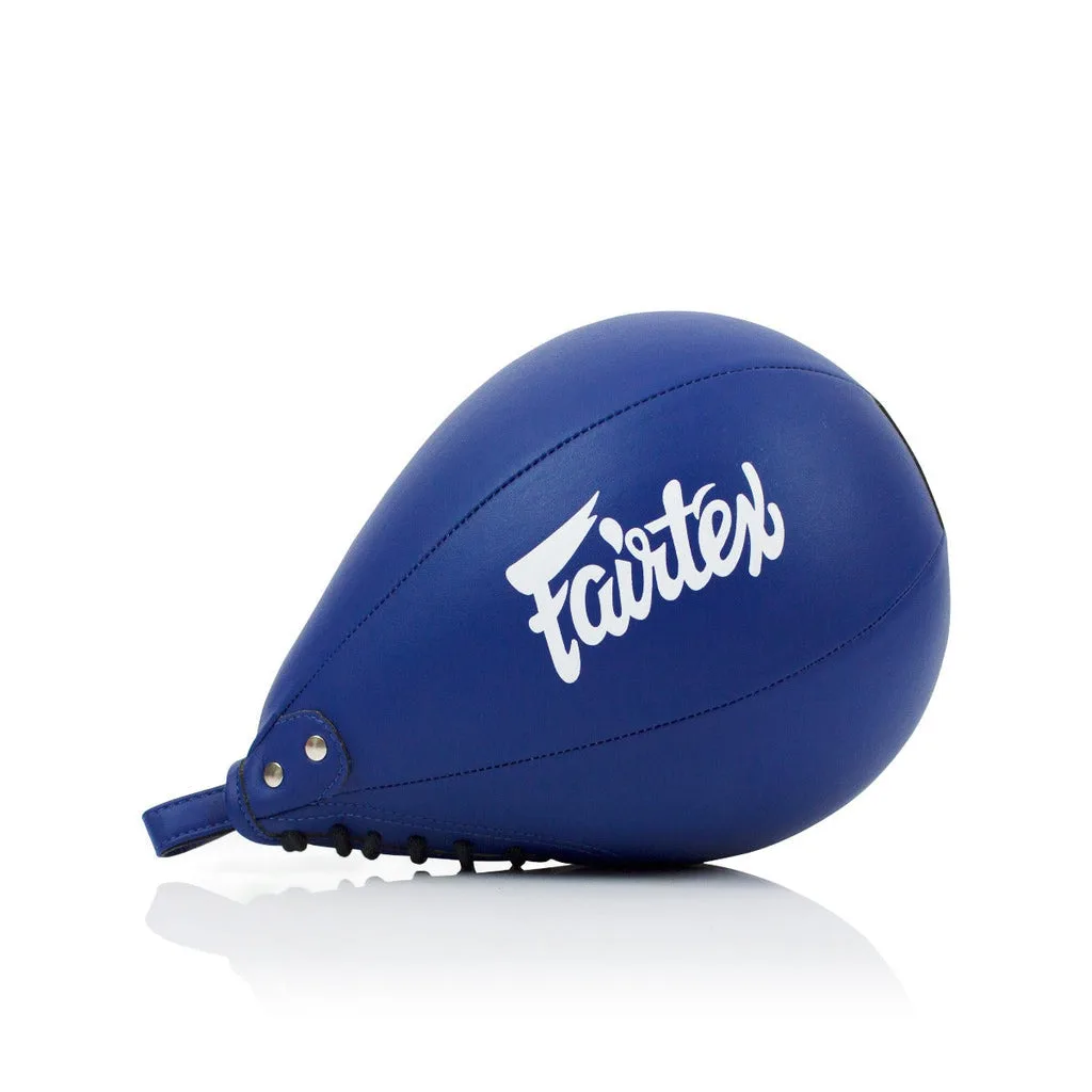Синя скоростна топка Fairtex Speed Ball SB2, висяща в боксова зала, готова за тренировка