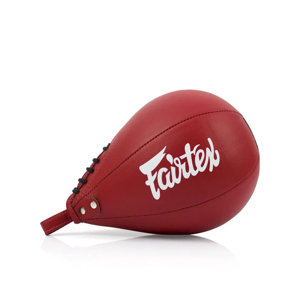 Червена скоростна топка Fairtex SB2, модел Fairtex Speed Ball SB2 Red, снимана отблизо, показваща логото на марката и гладката си повърхност.