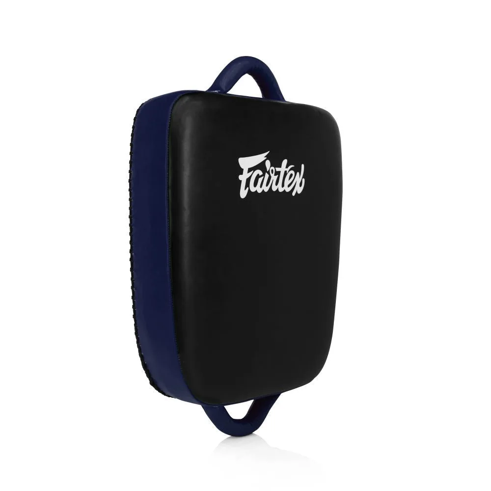 Fairtex Suitcase Lite Kick Pad LKP5 в черен и син цвят, показан под ъгъл, с видими дръжки и логото на Fairtex.