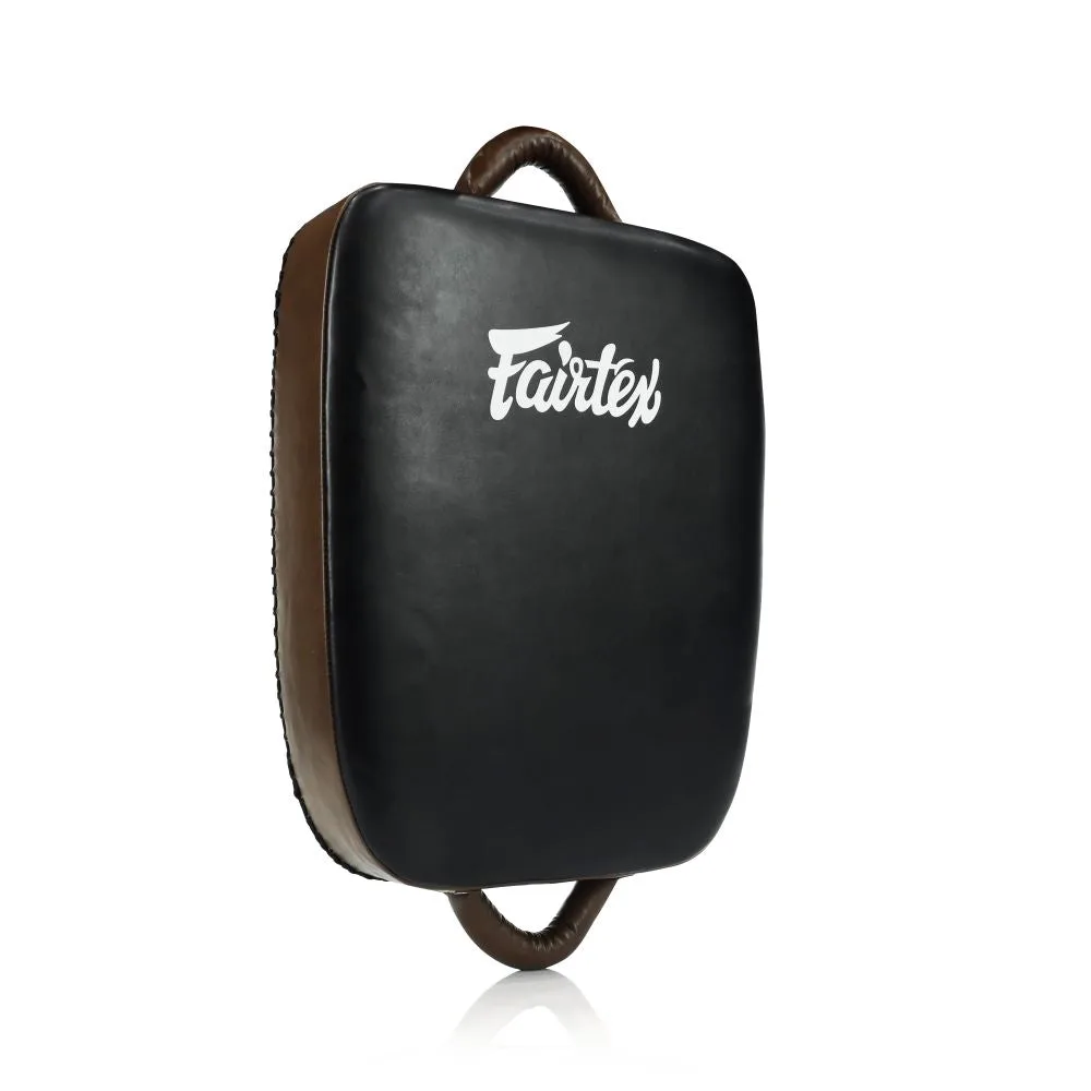 Fairtex Suitcase Lite Kick Pad LKP5 в черен и кафяв цвят, показана отпред, с ясно видими двойни дръжки и логото на Fairtex.