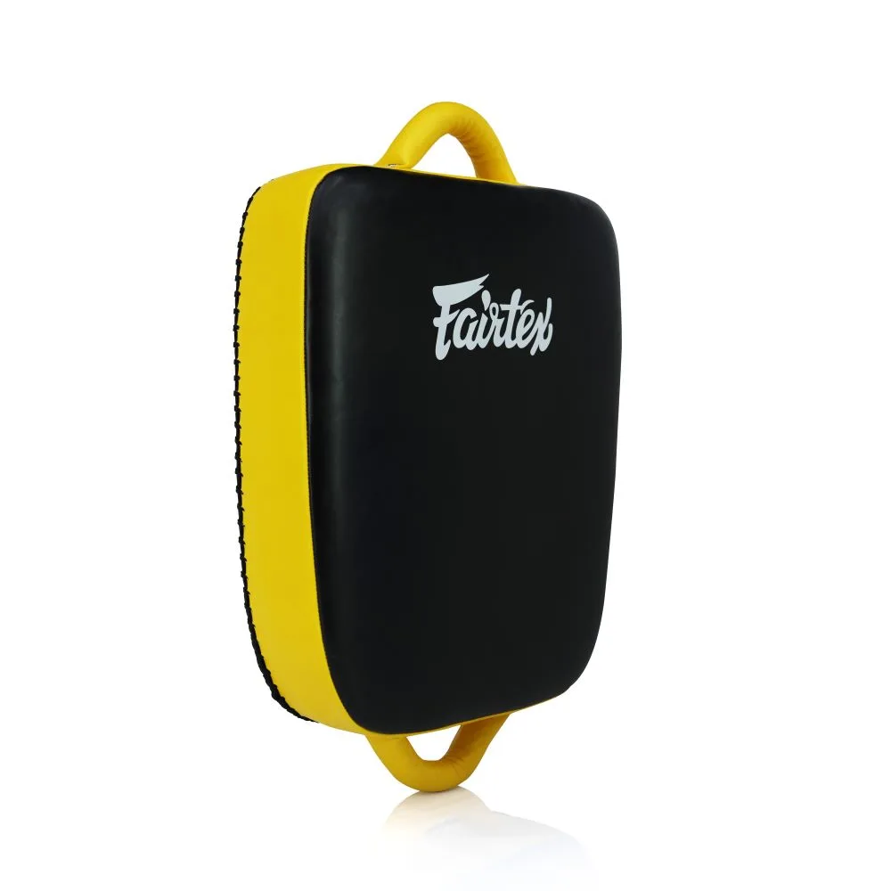 Fairtex Suitcase Lite Kick Pad LKP5 в черен и жълт цвят, изглед отпред, показващ логото на Fairtex и двойните дръжки