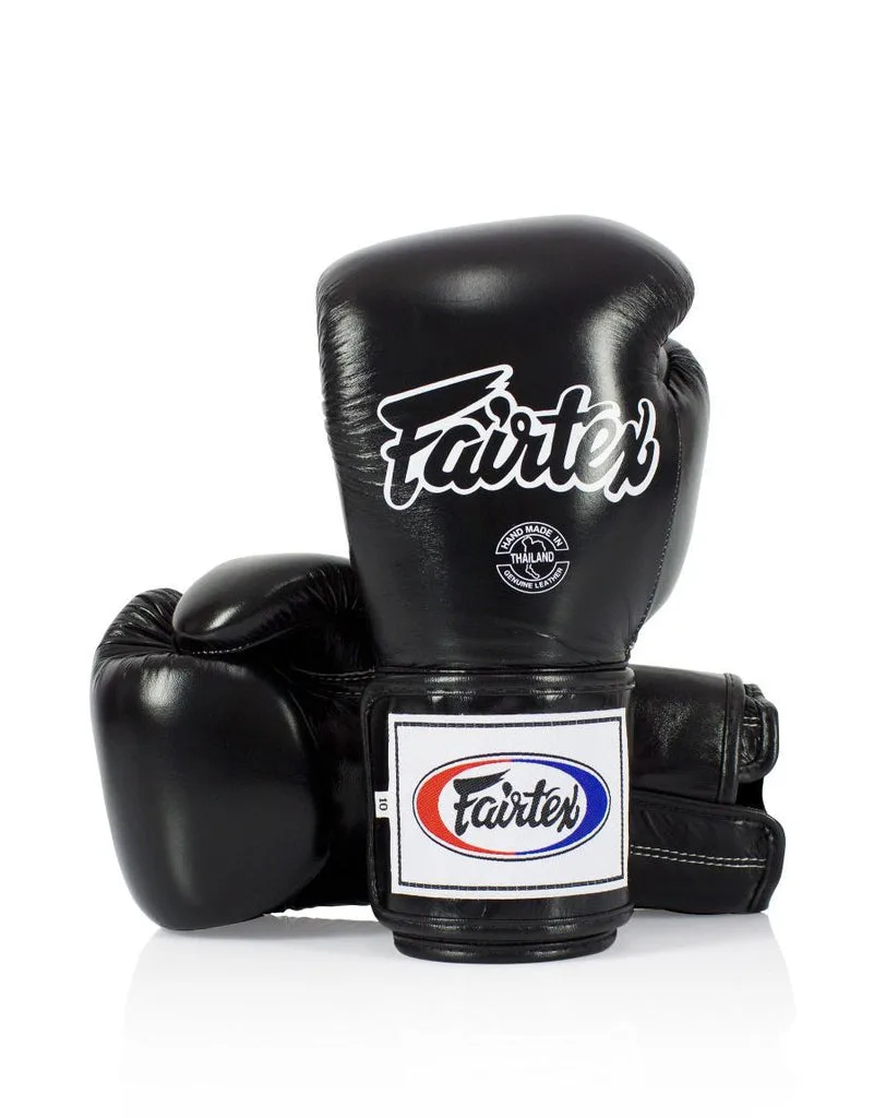 Черни боксови ръкавици Fairtex BGV5 Super Sparring с фиксиран палец, показани отпред
