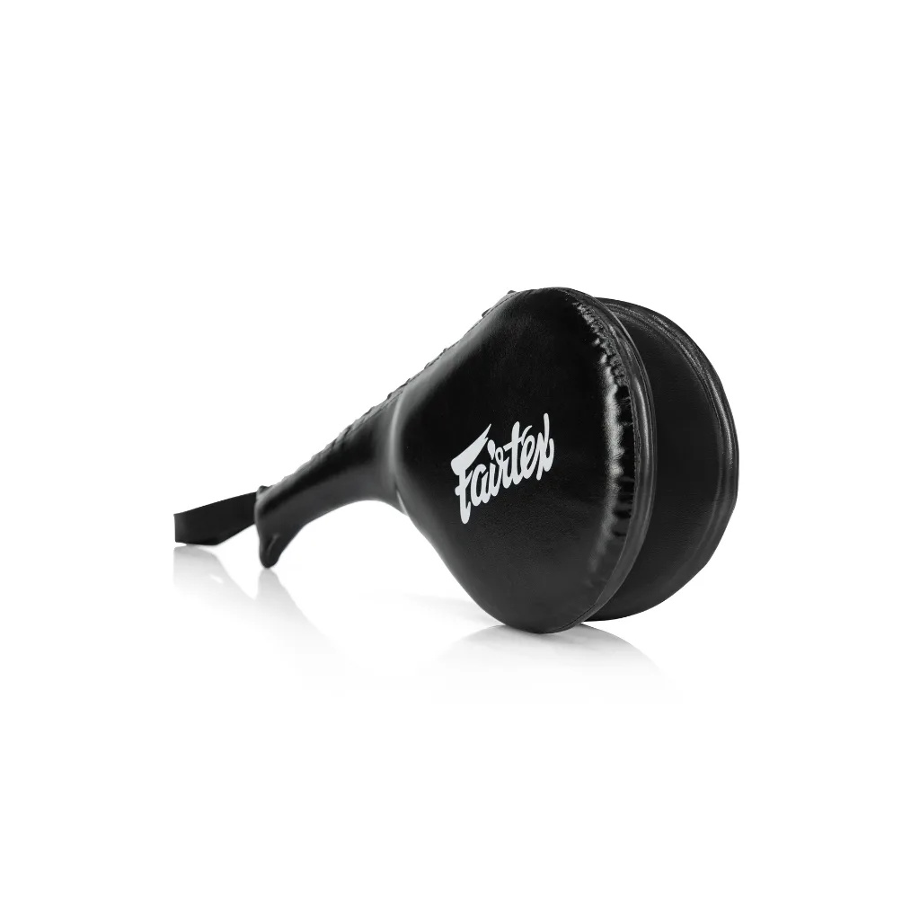 Черен Fairtex Taekwondo Kick Pad – TKP, показан отпред, с логото на Fairtex и дръжка за захват отзад.