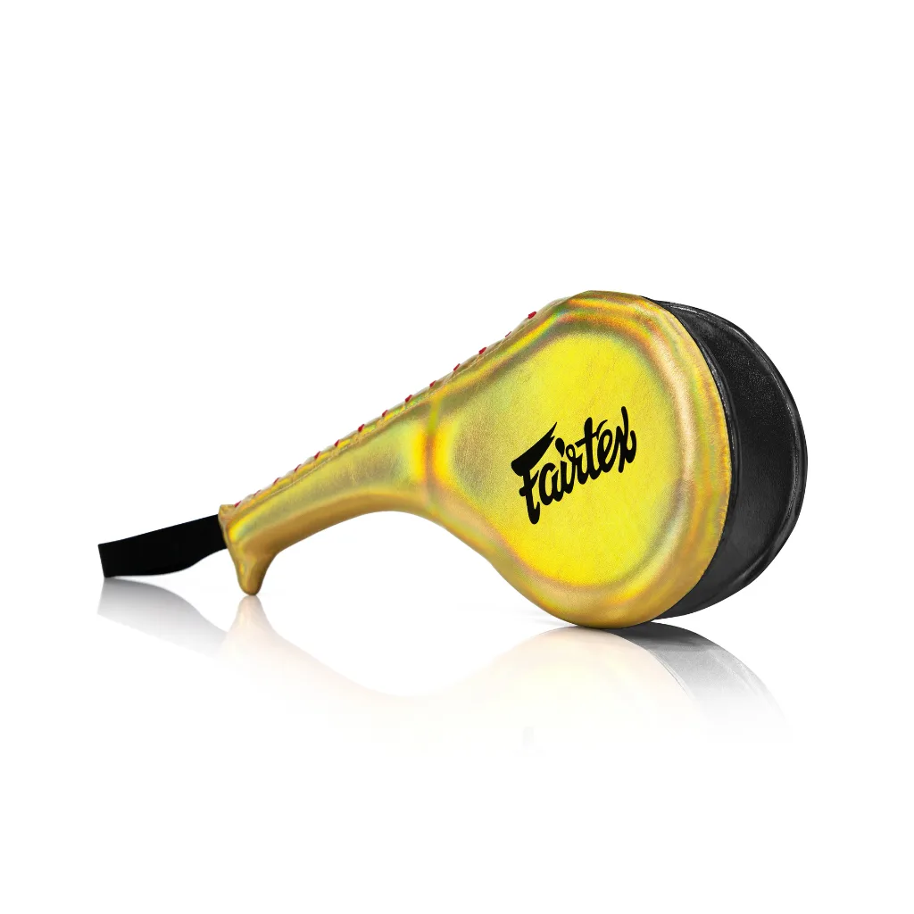 Златист Fairtex Taekwondo Kick Pad – TKP, показан отпред, с логото на Fairtex и дръжките за захващане.