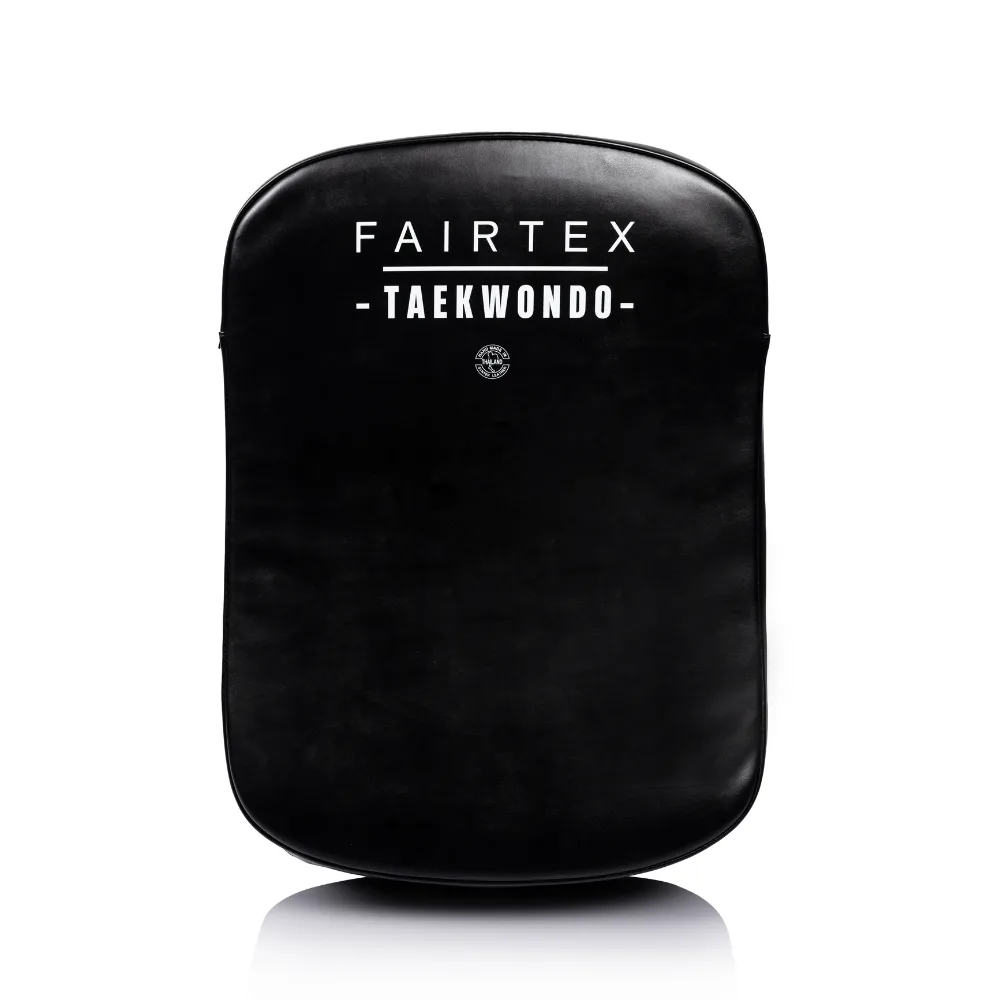 Fairtex Taekwondo Kick Shield – изглед отстрани, акцентиращ върху дебелината и трите дръжки
