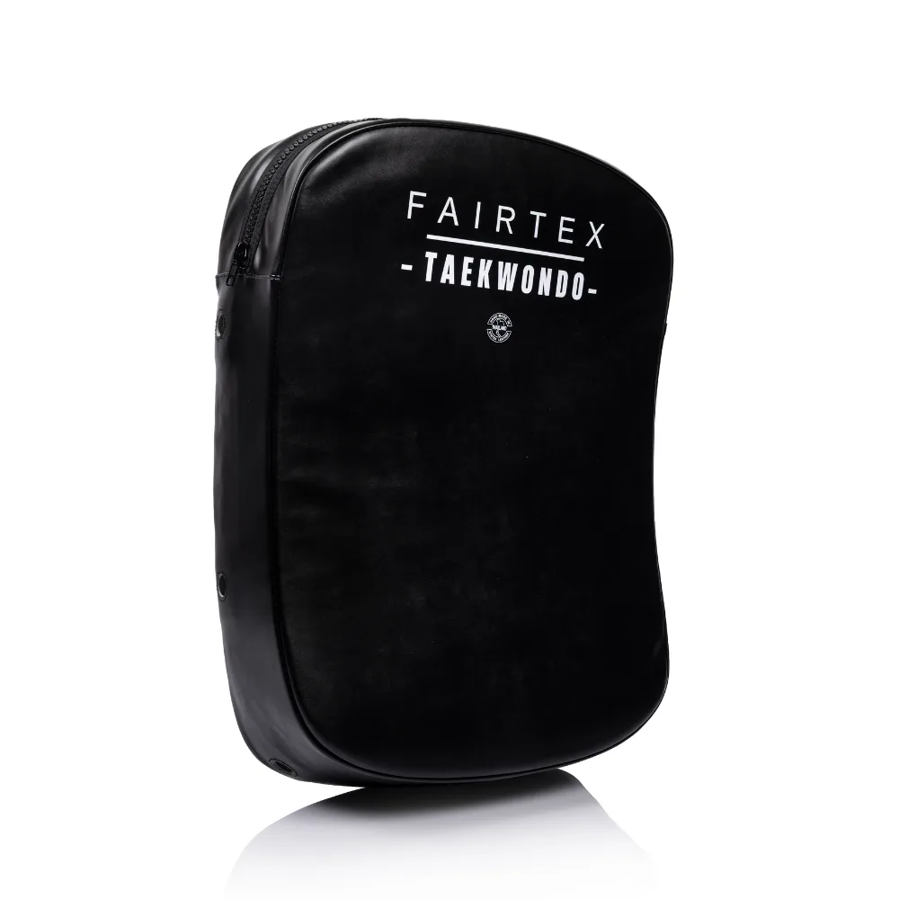 Fairtex Taekwondo Kick Shield – близък план на дръжките и вентилационния отвор