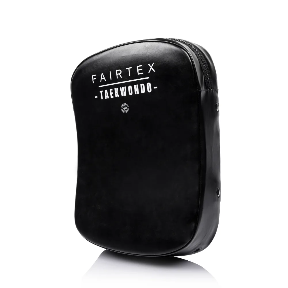 Fairtex Taekwondo Kick Shield – преден изглед, показващ логото и цялостната форма