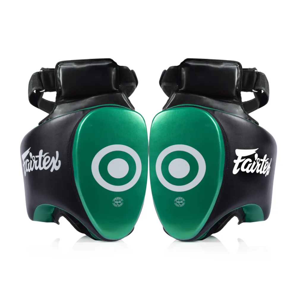 Fairtex Thigh Pad TP5 в черен и зелен цвят, изобразен отпред, показващ целевите точки и дизайна.