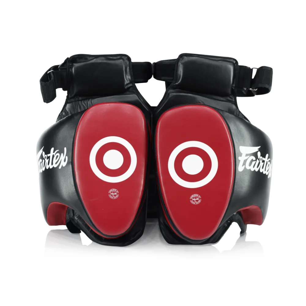 Fairtex Thigh Pad TP5 – Черен/Червен протектор за бедро, показан отпред, с четири бели мишени и логото на Fairtex.