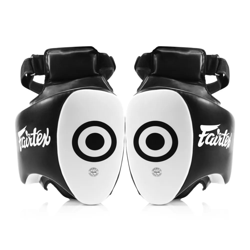 Fairtex Thigh Pad TP5 – черен и бял протектор за бедро, показан отпред, с четири бели точки-мишени и колани за закрепване.