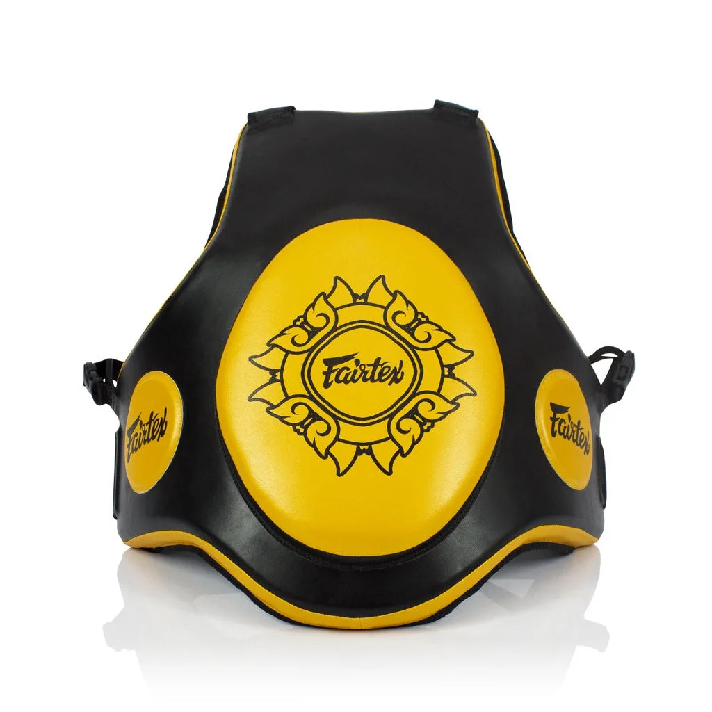 Fairtex Trainer Vest TV2 в черно и златно, показана отпред, с ясно видими три целеви зони и логото на Fairtex.