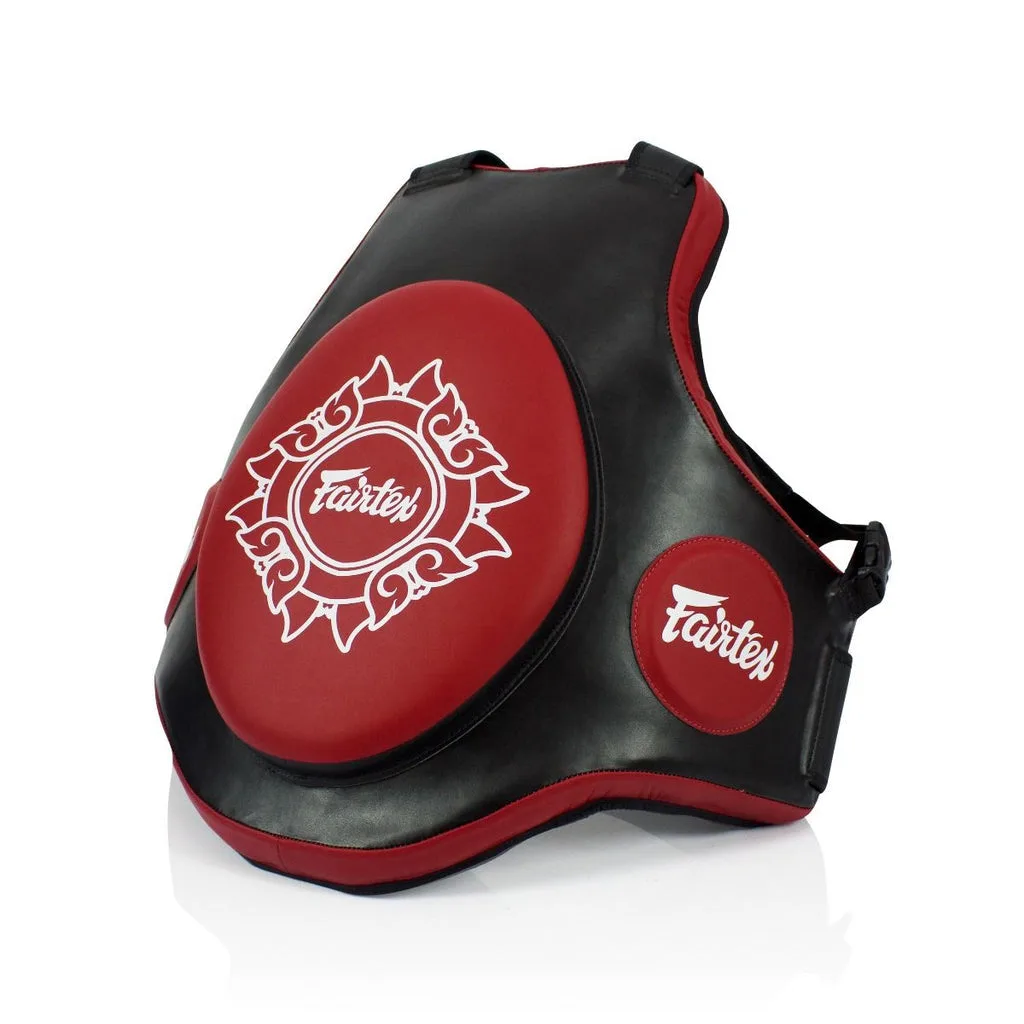 Fairtex Trainer Vest TV2 – Black/Red, треньорска жилетка, отпред, демонстрираща черно-червения дизайн и зоните за поемане на удари