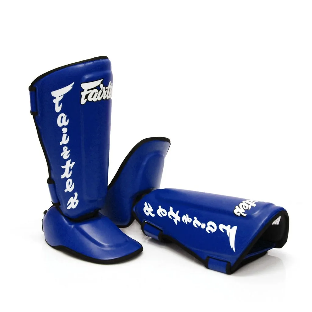 Fairtex Twister Shin Guards SP7 в син цвят, показани отпред, с акцент върху подсилената защита на пищяла и отделящата се част за стъпалото.