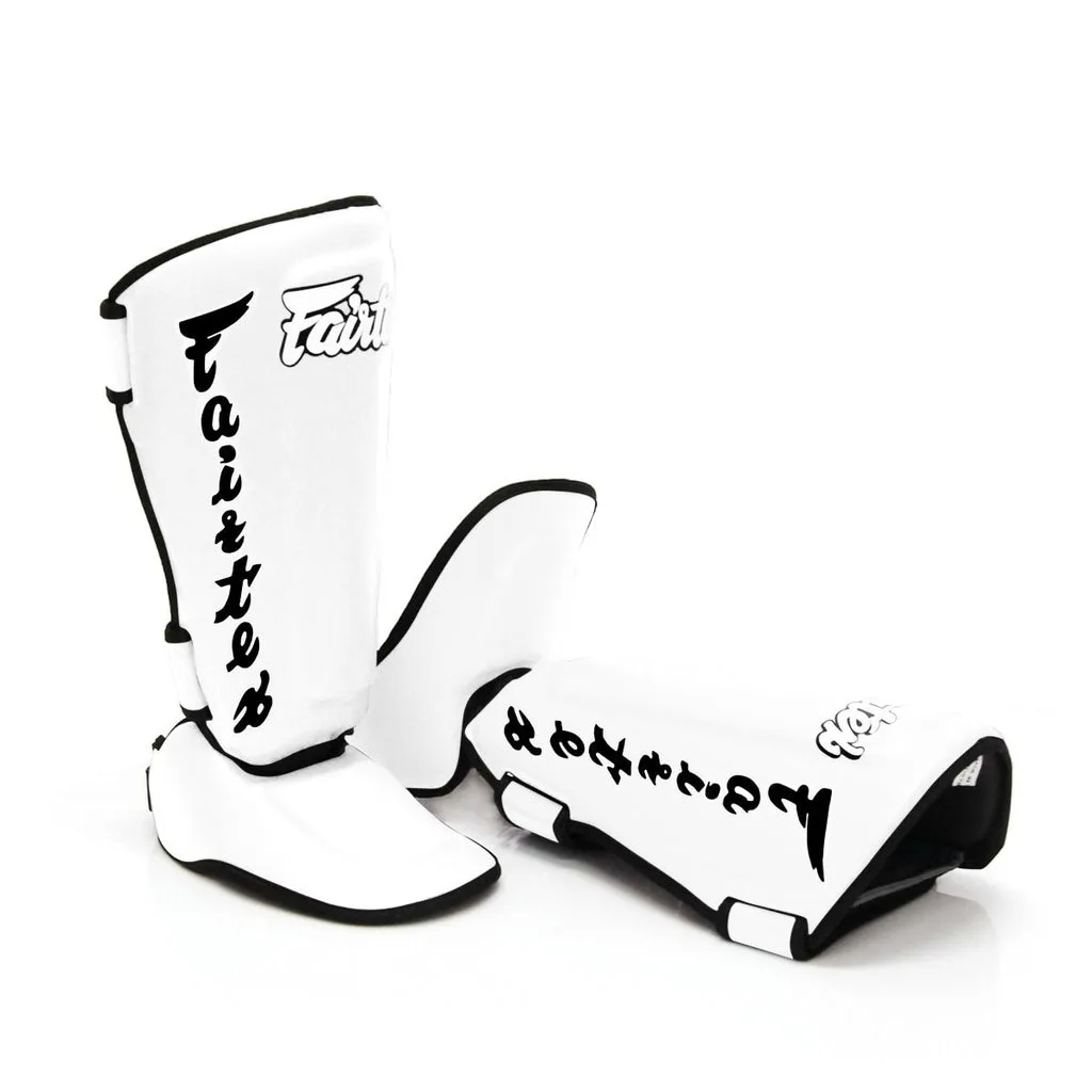 Бели протектори за крака Fairtex Twister Shin Guards SP7, показани отпред