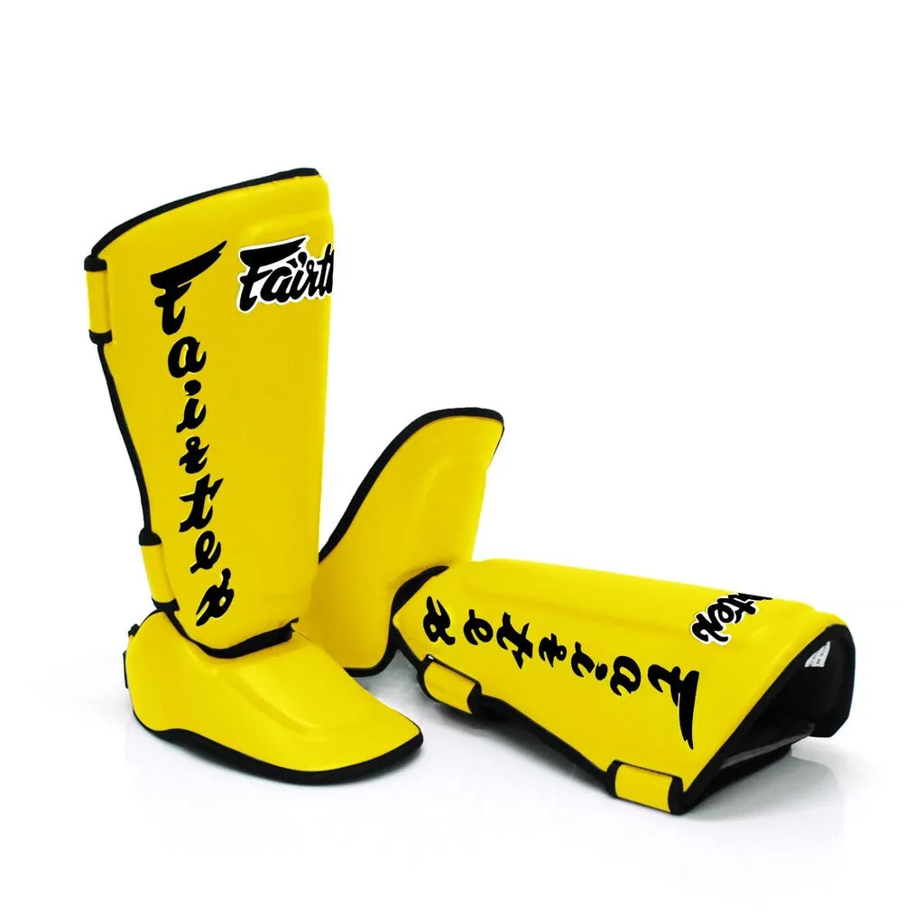 Жълти протектори за крака Fairtex Twister Shin Guards SP7, показани отпред и отстрани, с ясно видима подсилена зона за пищяла и регулируема част за стъпалото.
