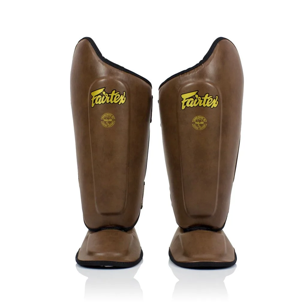 Кафяви протектори за пищяли Fairtex Ultimate Shin Guards SP8, показани отпред, с ясно видими зони за защита на пищяла и стъпалото.