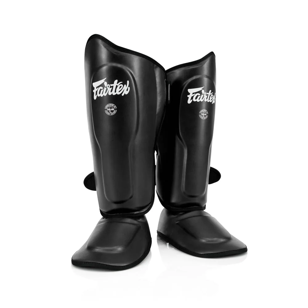 Черни протектори за крака Fairtex Ultra Ergo SP9, поставени на бял фон, показващи ергономичния дизайн и закрепващите каишки.