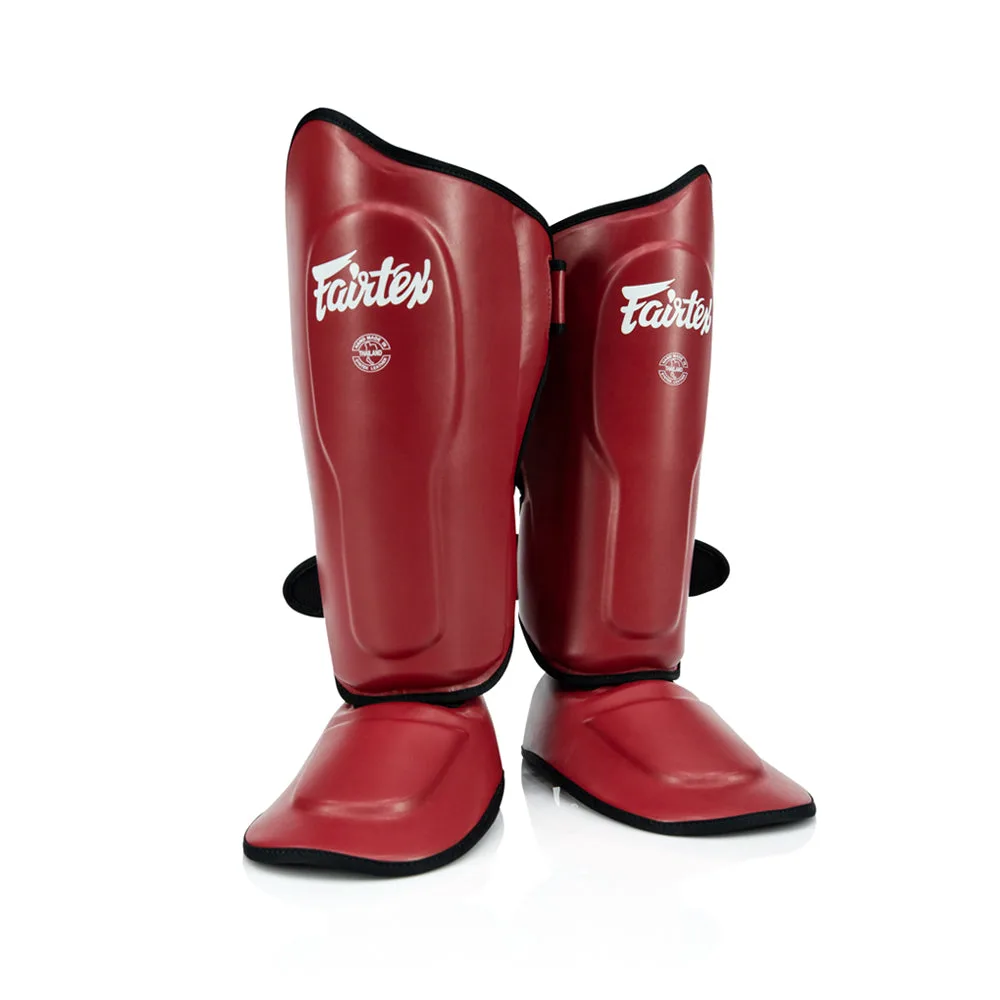 Червени протектори за крака Fairtex Ultra Ergo SP9, показани отпред, с акцент върху ергономичния дизайн и логото на Fairtex.