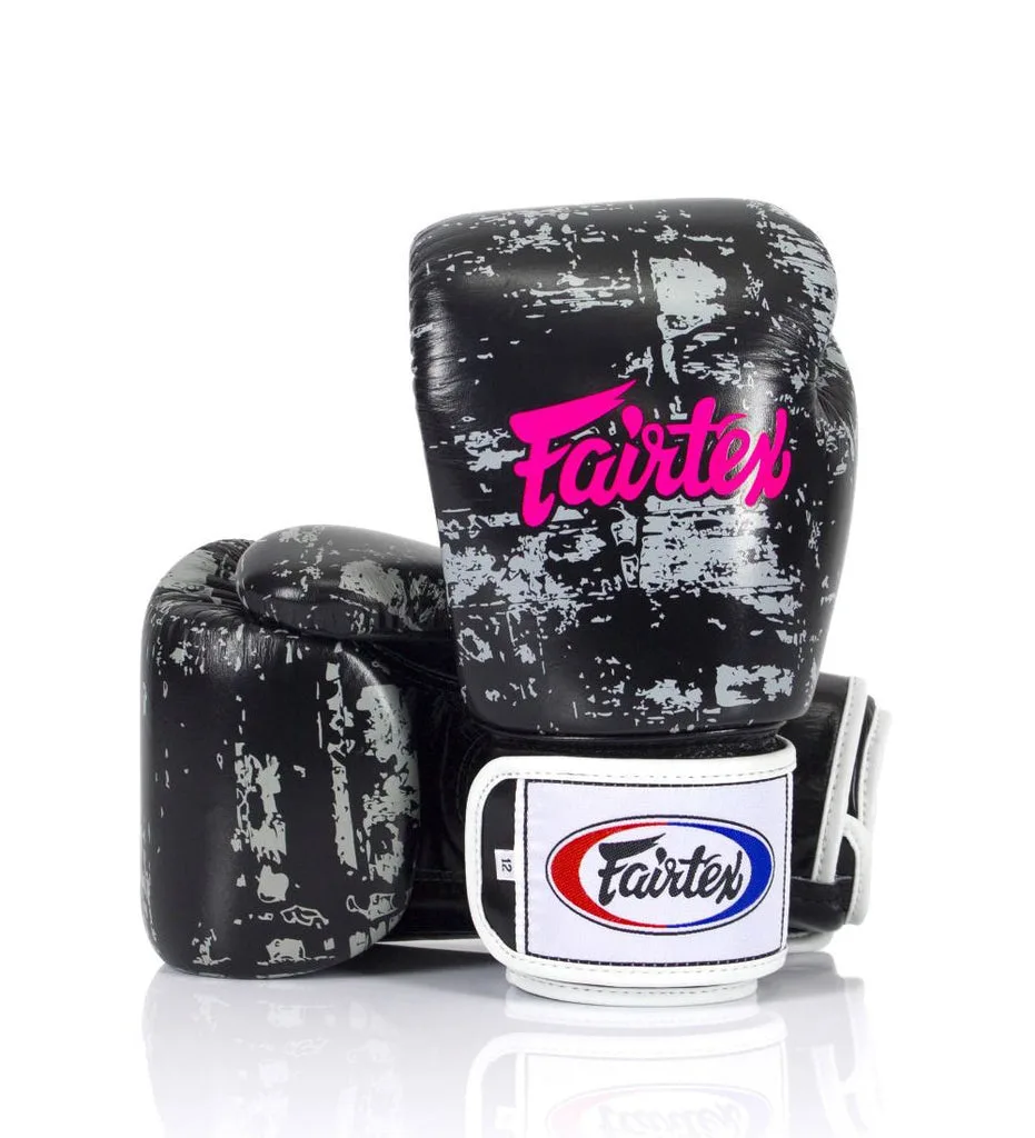 Fairtex BGV1 Dark Cloud – Black боксови ръкавици, показани отпред, с ясно видими лога на Fairtex и надпис Dark Cloud, на черен фон.