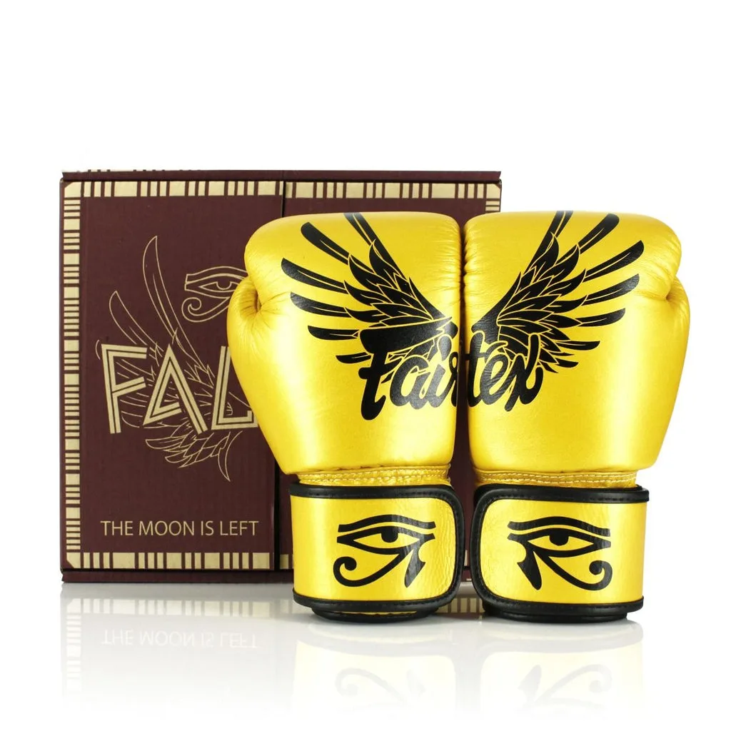 Златни боксови ръкавици Fairtex BGV1 Falcon с лого на Fairtex и дизайн на крила на сокол и Окото на Хор