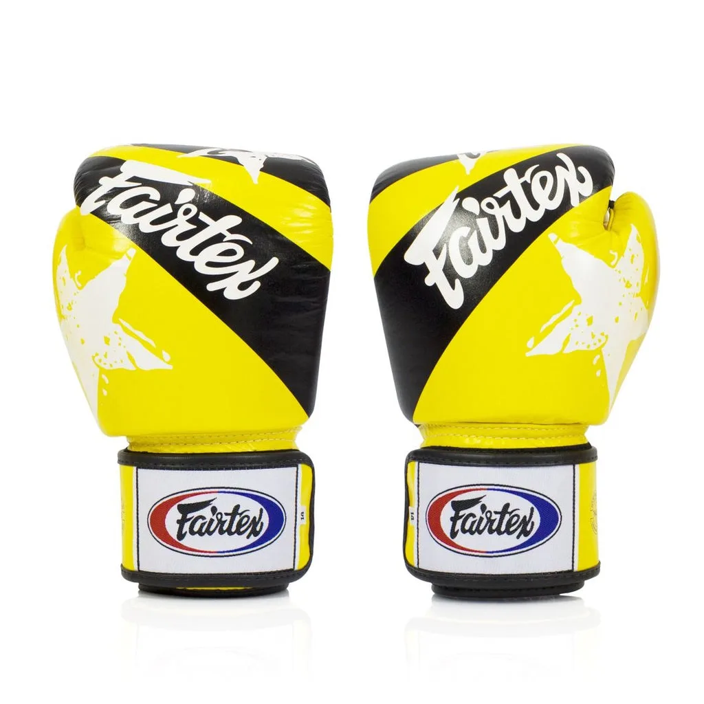 Жълти боксови ръкавици Fairtex BGV1 Nation Prints Edition с логото на Fairtex, поставени на бял фон