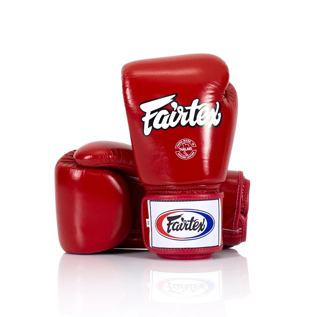Червени боксови ръкавици Fairtex BGV1 с логото на марката, показани отпред.