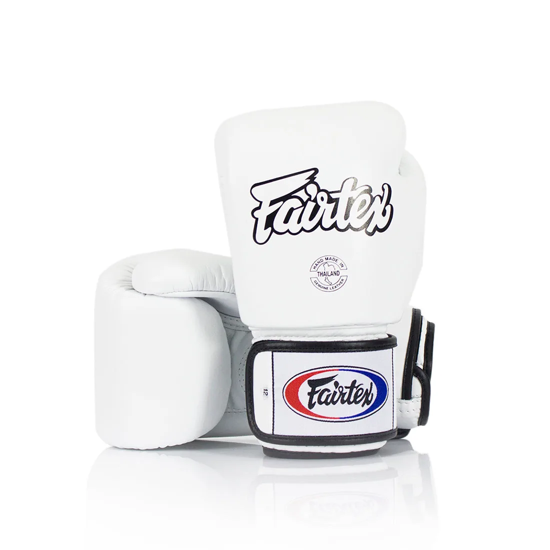 Бели боксови ръкавици Fairtex BGV1 с логото на Fairtex отпред и затваряне с велкро.