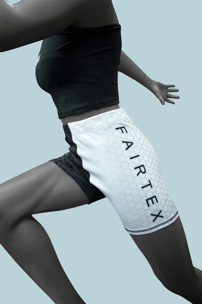 Страничен изглед на дамски Vale Tudo шорти Fairtex CP11 с лого на Fairtex