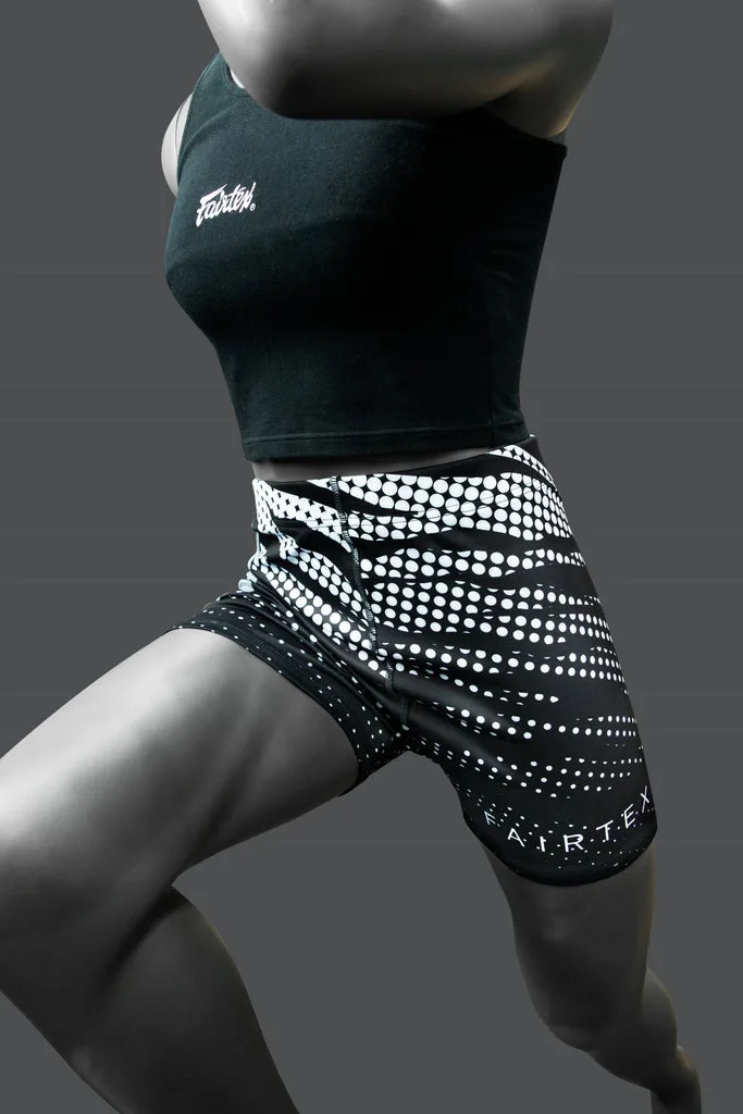 Fairtex Vale Tudo CP14 шорти, поставени върху тренировъчна настилка