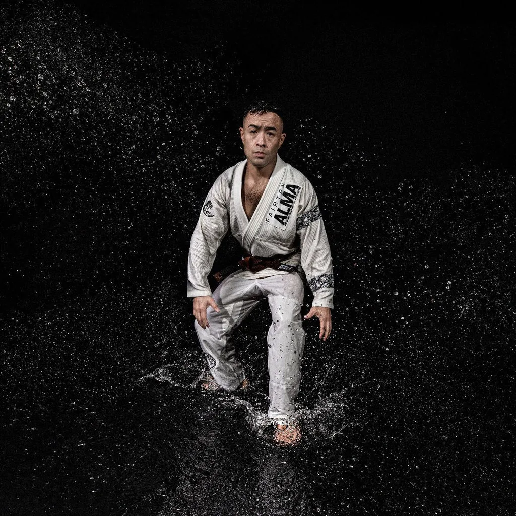 Бродиран елемент върху панталона на бяло BJJ Gi