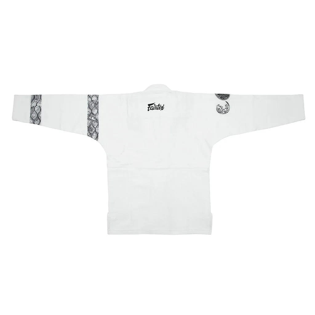 Детайл на бродерия с воден мотив върху бяло BJJ Gi