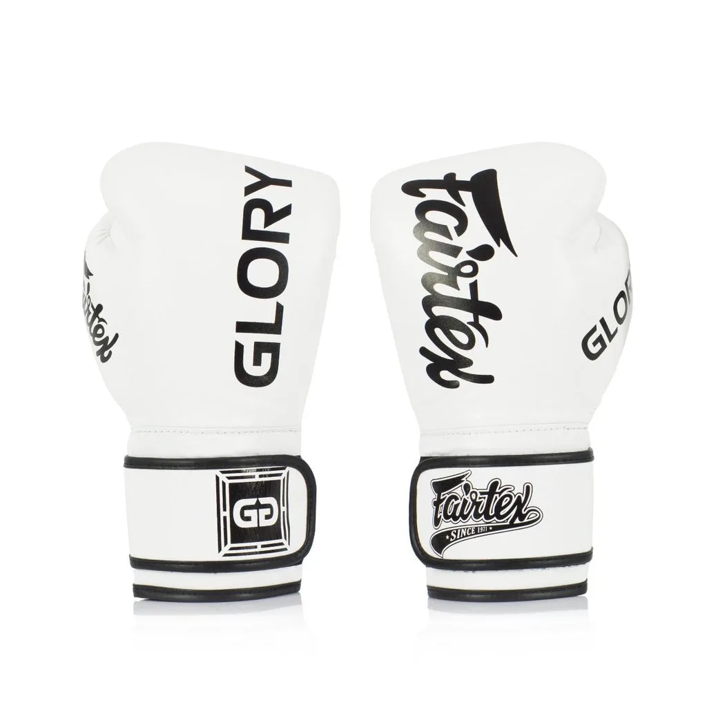 Бели боксови ръкавици Fairtex x Glory BGVG1 с велкро закопчаване, показващи логата на Fairtex и Glory