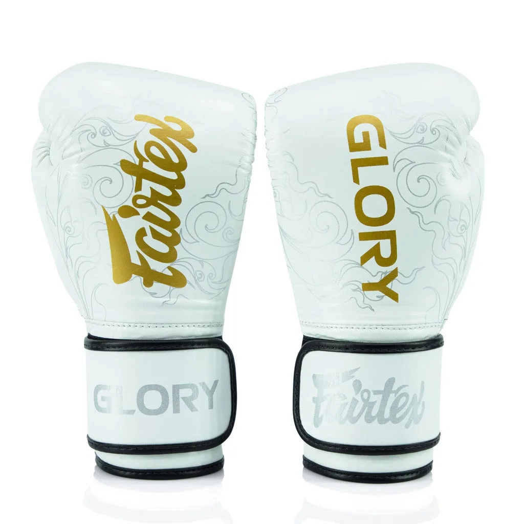 Боксови ръкавици Fairtex x Glory BGVG3 2023 Edition в бяло и златно, с логата на Fairtex и Glory Kickboxing, показани отпред.