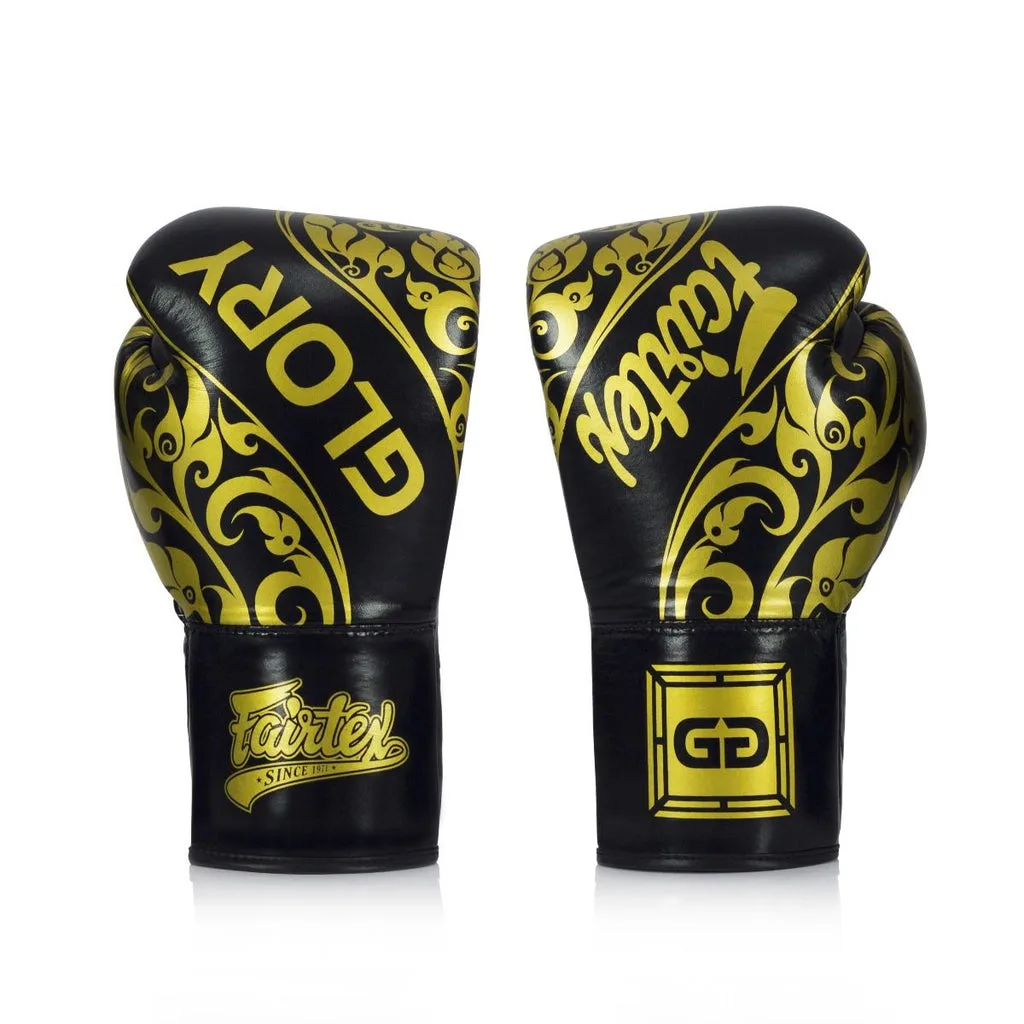 Fairtex x Glory Kickboxing Limited Edition BGLG2 Lace-Up ръкавици в черен цвят, показани отпред, с ясно видими лога на Fairtex и Glory и връзки.