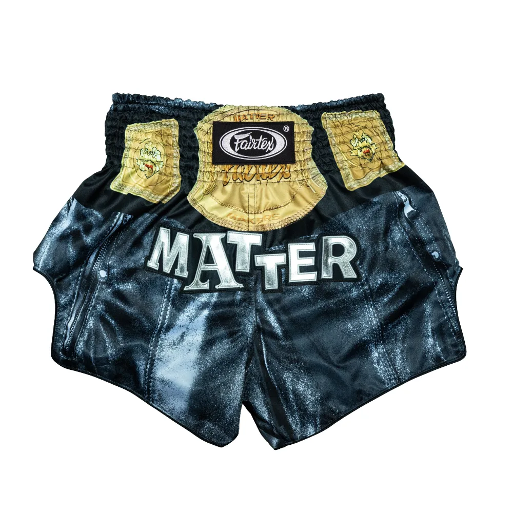 Fairtex x MATTER MAKERS Limited Edition Шорти - Championship Belt, изглед отпред, показващ уникалния дизайн вдъхновен от шампионски пояс