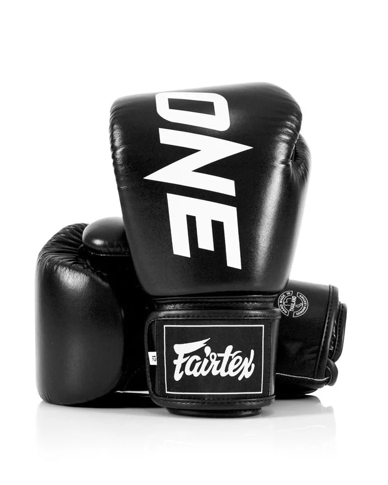 Fairtex x ONE Championship BGV1 черни боксови ръкавици, изглед отпред
